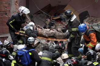 Bombeiros resgatam um homem dos escombros de uma residência que ficou destruída após uma explosão provocada por vazamento de gás na Brasilândia, em São Paulo