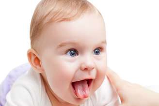 Bebês que mordem o bico do seio da mãe ao mamar, não conseguem colocar a língua para fora ou, quando colocam, ela está arredondada ou bifurcada. Esses são alguns sinais de que o recém-nascido pode ter a língua presa, que nada mais é do que o encurtamento do freio da língua