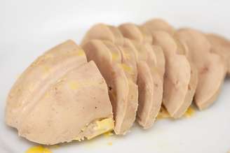 <p>Foie gras é feito com fígado de ganso ou pato</p><p> </p>