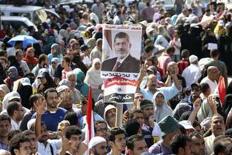 Simpatizantes do presidente deposto, Mohamed Mursi, participam de protesto no Cairo 