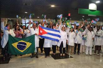 <p>Chegada dos primeiros médicos cubanos no Aeroporto Internacional de Recife, em Pernambuco</p>