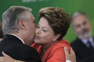 <p>Dilma abraça novo ministro das Relações Exteriores Luiz Alberto Figueiredo durante cerimônima de posse no Palácio do Planalto</p>