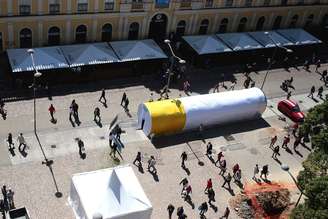 <p>No Dia Nacional de Combate ao Fumo, um cigarro de 15 metros foi montado em frente ao Mercado Público, para conscientizar a população das consequências do fumo</p>