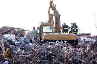 Bombeiros continuam a busca por desaparecidos, mesmo após 48 horas do desabamento