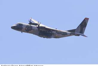 Avião auxilia nas buscas pelos cinco desaparecidos após acidente