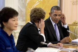 O presidente dos EUA, Barack Obama (direita), senta-se ao lado da presidente do Brasil, Dilma Rousseff (centro), no início de uma sessão do G20 no Palácio Konstantin em São Petersburgo, Rússia. 5/9/2013