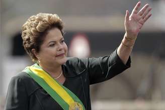 A presidente Dilma Rousseff acena ao chegar em carro aberto para o desfile de 7 de setembro