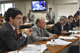 A Comissão de Constituição e Justiça do Senado (CCJ) aprovou nesta terça-feira, com diversas mudanças, o projeto da chamada minirreforma eleitoral