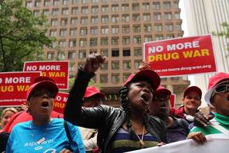 Ativistas pedem a legalização da maconha em um protesto em Nova York