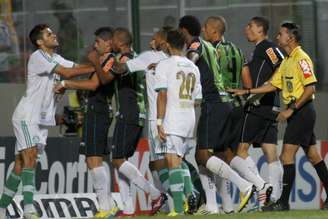 O empate entre América-MG e Palmeiras, por 1 a 1, no Estádio Independência, terminou com confusão generalizada no gramado: Alan Kardec e o goleiro Matheus foram expulsos; veja