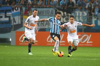 <p>Enquanto Grêmio perdia em campo, torcida brigava na geral</p>