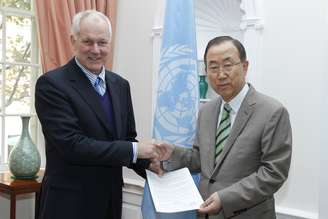 Ake Sellstrom (esq.), chefe de inspetores da ONU, entrega relatório ao secretário-geral Ban Ki-moon