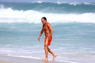 Bruce Springsteen aproveitou a tarde de sol desta sexta-feira (20) em uma praia do Rio de Janeiro