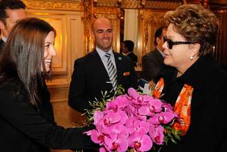 Presidente Dilma Rousseff é recepcionada com flores na chegada a Nova York, nos Estados Unidos