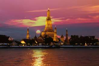 O templo budista de Wat Arun é dos motivos que gera a expectativa de Bangkok ser o destino mais visitado por estrangeiros em 2012