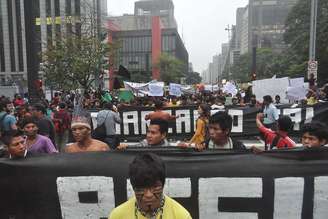 <p>Indígenas bloquearam avenida em ato contra a PEC 215</p>