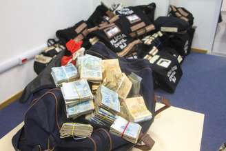 Polícia apreendeu dinheiro durante a Operação Parasitas na manhã desta quinta-feira no Rio de Janeiro