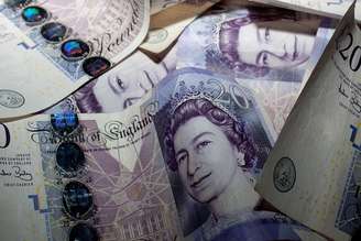 Nada mais natural que o rosto da rainha Elizabeth II estampe as libras esterlinas, divisa britânica. Atualmente 1 libra vale R$ 3,57 