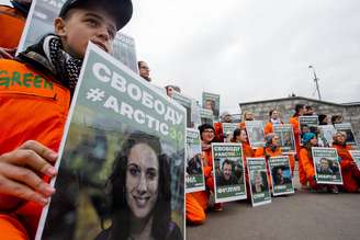 Ativistas do Greenpeace fazem protesto em Moscou neste sábado pedindo a libertação do grupo