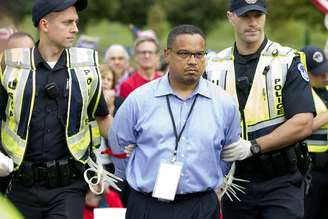 Keith Ellison, deputado democrata pelo Minnesota, é preso durante ato pró-imigração em frente ao Capitólio, em Washington