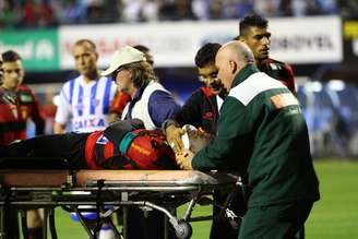 <p>Defensor Tobi precisou sair de ambulância após receber joelhada de companheiro de time Magrão</p>