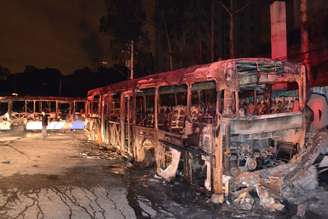 Manifestantes incendiaram os ônibus durante um protesto na zona oeste