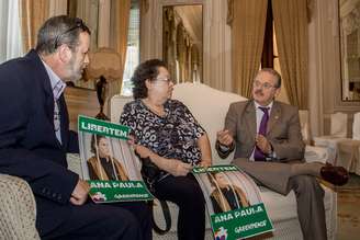 Tarso Genro, governador do Rio Grande do Sul, recebe os pais de Ana Paula Maciel, gaúcha ativista do Greenpeace presa na Rússia