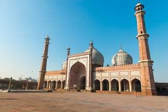 Em Délhi, é possível visitar a maior e mais conhecida mesquita do país, a Jama Masjid