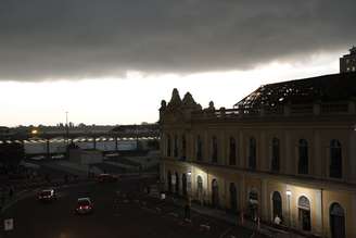 <p>Céu ficou escuro quando temporal chegou à Porto Alegre</p>