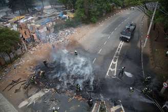 <p>Os manifestantes fizeram barreiras queimando entulho na pista</p>