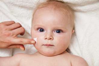 Nos primeiros anos de vida, hidratante pode ser passado em todo o corpo e até mesmo no rosto da criança