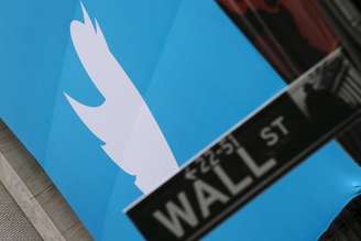 Placa exibe logo do Twitter em frente a bolsa de valores de Nova York, antes de oferta pública inicial de ações da empresa, em Nova York. Oferta pública inicial de ações do Twitter, cuja estreia na Bolsa de Valores de Nova York acontece nesta quinta-feira, teve demanda 30 vezes superior ao número de ações ofertadas, segundo duas fontes com conhecimento da operação. 07/11/2013.