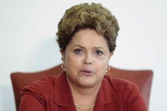 <p>Dilma prometeu votar nas eleições internas do partido e falou sobre reforma política</p>