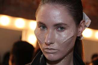 <p>No backstage da grife Ausländer, última a desfilar no Fashion Rio, neste sábado (9), maquiadores simulam cicatrizes nos rostos de modelos</p>