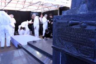 <p>Peritos durante os trabalhos de exumação do corpo do ex-presidente João Goulart</p>