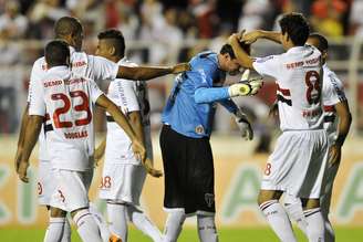 Jogadores do São Paulo felicitam Rogério Ceni com tapas