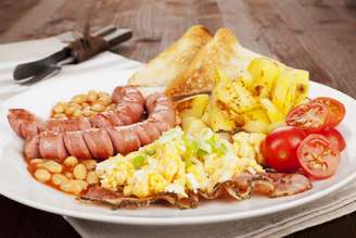 Refeição inglesa tem ovo, bacon, salsicha, feijão e pão