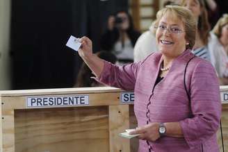 <p>Candidata a presdência do Chile Michelle Bachelet mostra sua cédula durante eleição presidencial em Santiago</p>