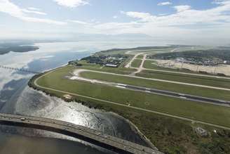 <p>O aeroporto do Galeão (RJ) foi arrematado por R$ 19 bilhões</p>