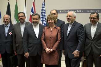 A chanceler europeia, Catherina Ashton (centro), posa ao lado do ministro do Exterior iraniano, Javad Zarif, e da delegação do país após o acordo, em Genebra