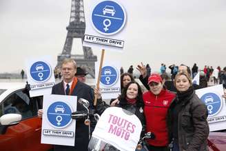 Ari Vatanen (esq.) lidera protesto para que as mulheres possam dirigir na Arábia Saudita