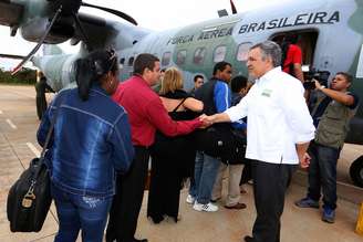 Ministro da Saúde, Alexandre Padilha, acompanhou o embarque de um grupo de profissionais para Rio Branco (AC)