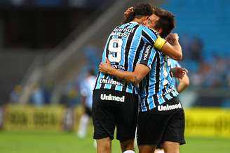 <p>Barcos e Vargas costumam atuar juntos no ataque do Grêmio</p>