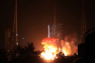 China lança sonda em direção à Lua