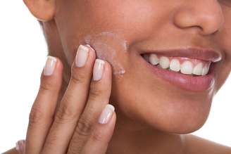 Hidratante aplicado no corpo não deve ser utilizado no rosto devido às diferentes características da pele nas duas regiões 