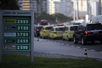 <p>Cada motorista comprou até 20 litros de gasolina a R$ 1,53 o litro</p>