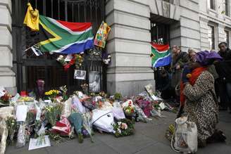 <p>Sede da missão diplomática sul-africana em Londres recebeu homenagens a Mandela</p>
