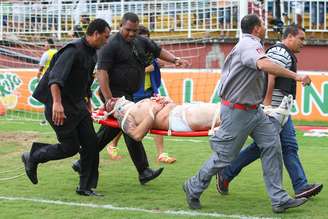 <p>Torcedor agredido é levado de maca no gramado da Arena Joinville; briga marcou Atlético-PR x Vasco</p>