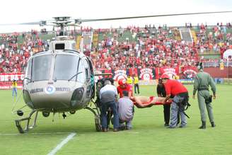 Torcedor é levado de helicóptero depois de pancadaria no estádio, em 2013
