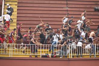 Torcidas de Atlético-PR e Vasco da Cama correram pela arquibancada e iniciaram a pancadaria, em Joinville